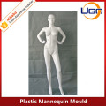 Elegante molde de maniquí de plástico femenino en blanco mate